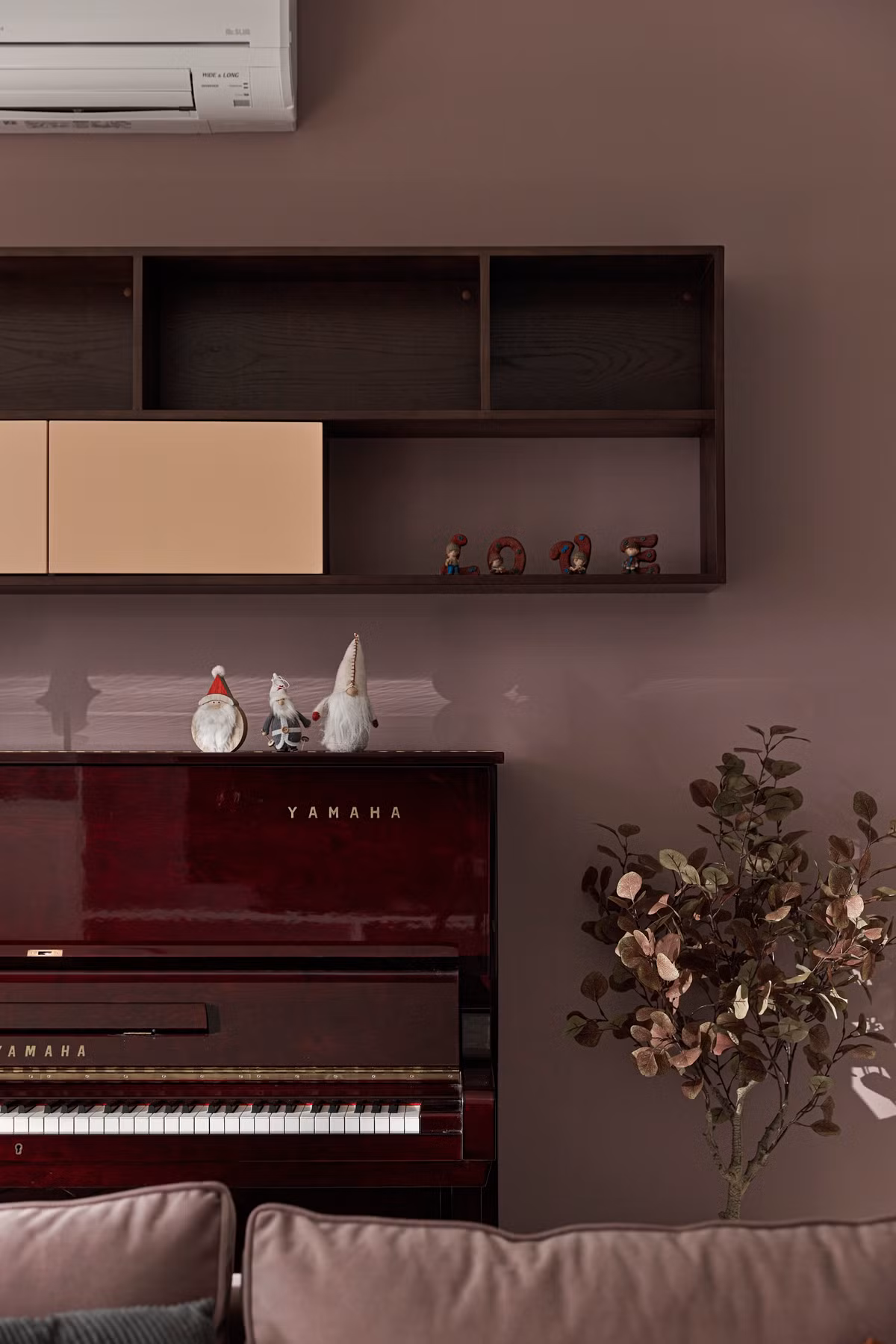 Gam màu nhã nhặn nhưng không gian sống không bị mờ nhạt nhờ dàn nội thất và đồ trang trí sang trọng, cao cấp.