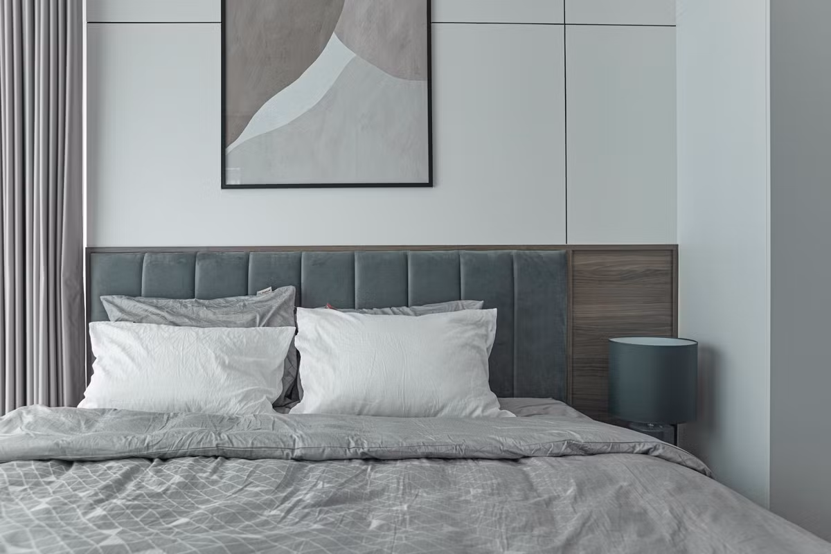 Điểm nhấn ở phòng ngủ là tông xanh nhẹ nhàng và ngọt ngào với đầu giường và đèn ngủ có màu tương đồng.