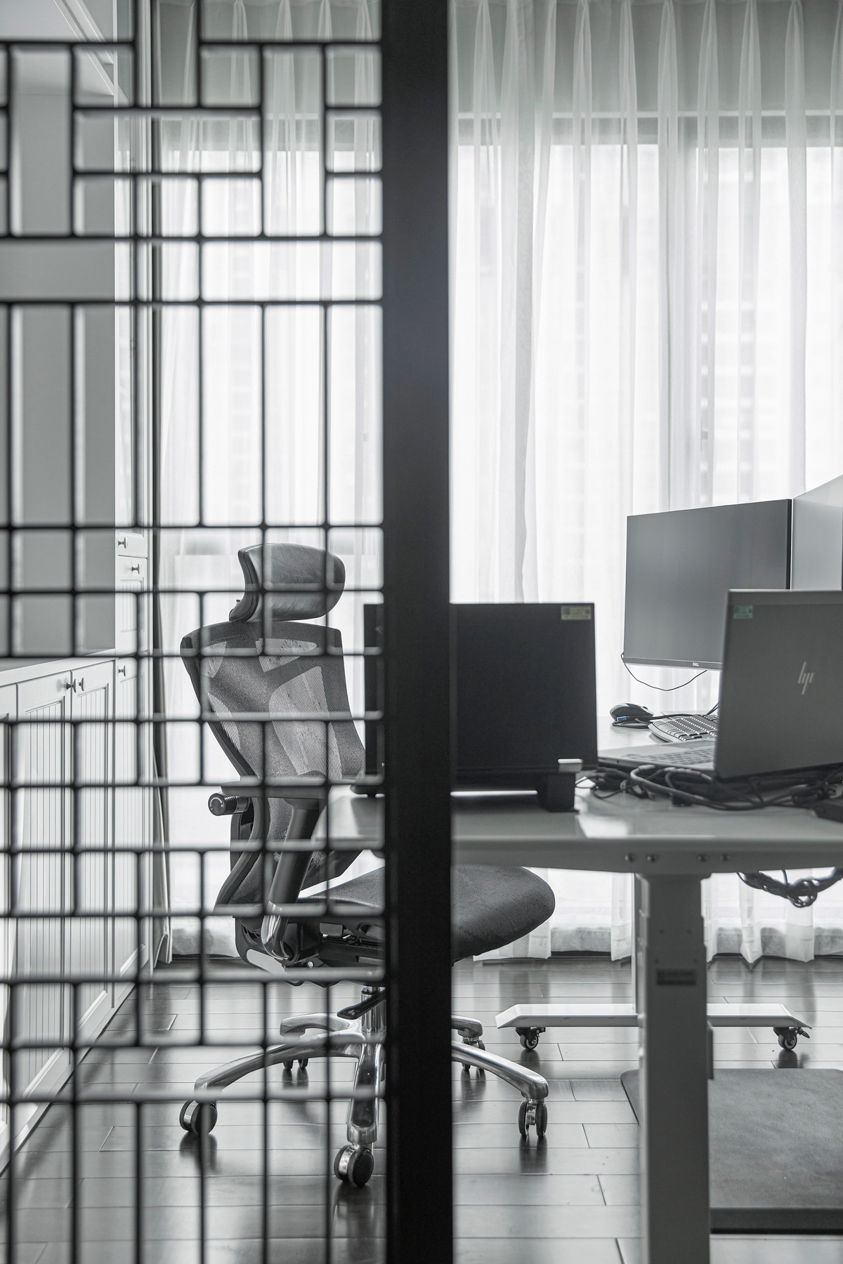 Bàn thờ được thiết kế tiêu chuẩn theo kích thước lỗ ban trong phong thuỷ, có vách ngăn chia. Không gian bàn làm việc có tầm nhìn hướng ra nội khu đẹp.