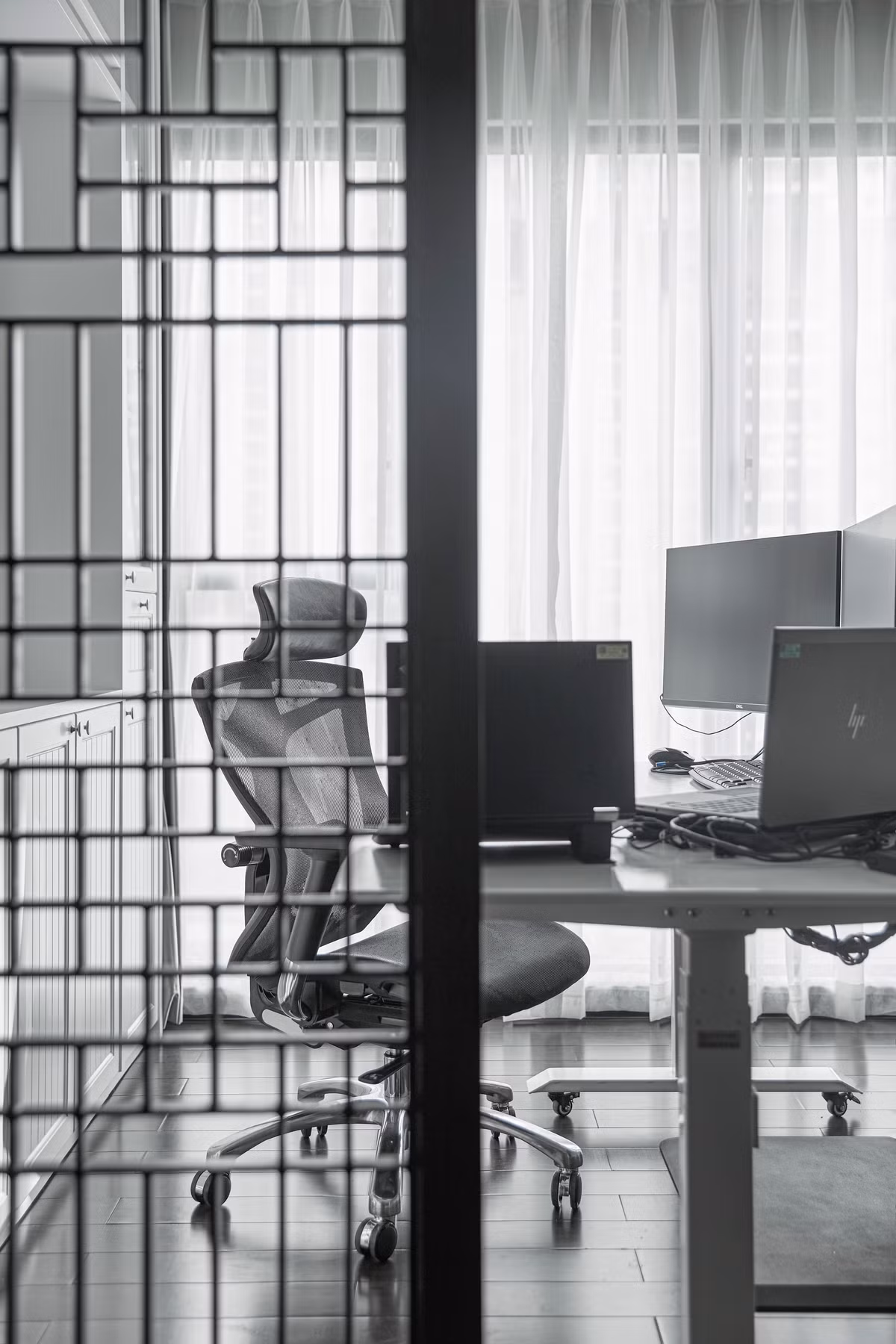 Bàn thờ được thiết kế tiêu chuẩn theo kích thước lỗ ban trong phong thuỷ, có vách ngăn chia. Không gian bàn làm việc có tầm nhìn hướng ra nội khu đẹp.