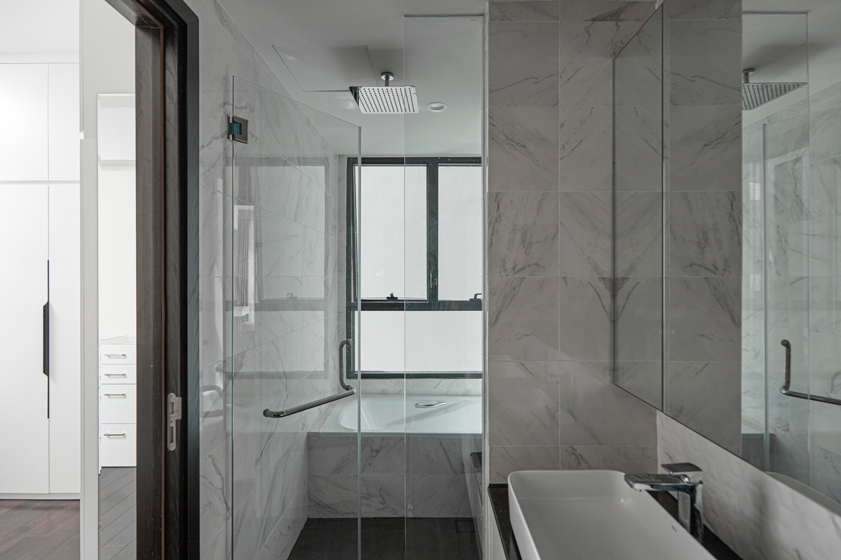 Nhà vệ sinh được lát đá marble gam màu nhã nhặn, sang trọng và sạch sẽ.