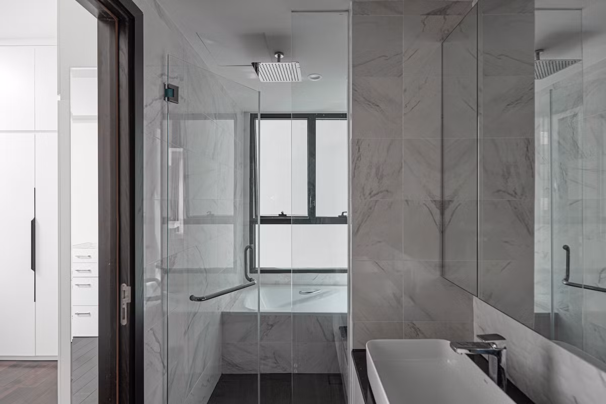 Nhà vệ sinh được lát đá marble gam màu nhã nhặn, sang trọng và sạch sẽ.