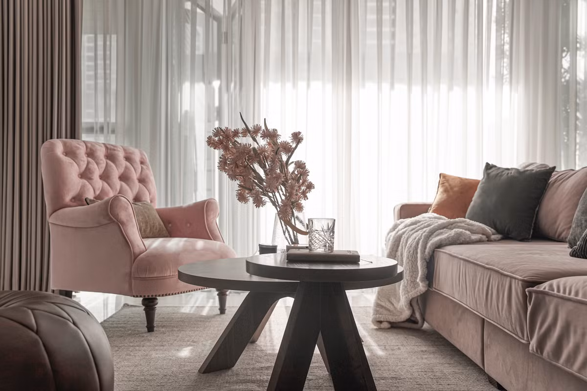 Các KTS của Maison Décor đã lựa chọn màu hồng làm màu sắc chủ đạo với điểm nhấn màu nâu xám mạnh mẽ.