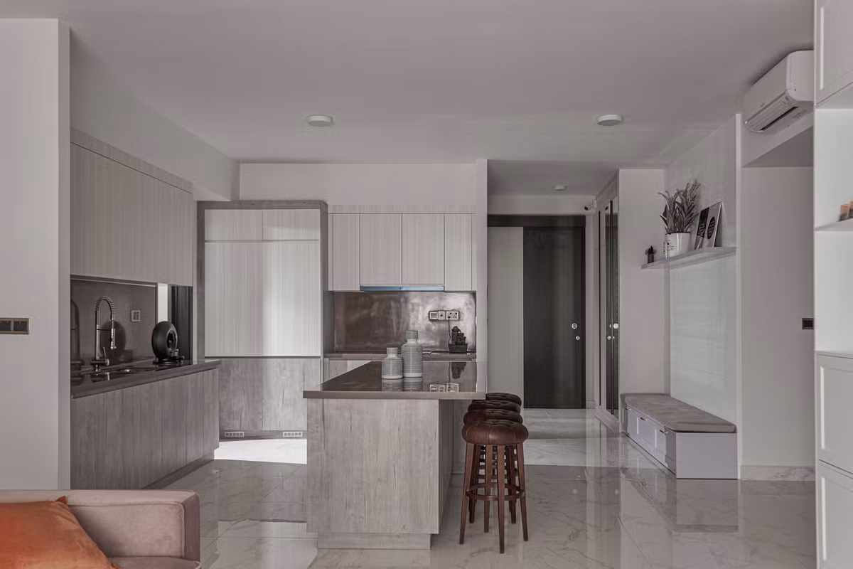 Bếp có diện tích lớn, gồm một bếp khô và một bếp chính được ngăn không gian bằng vách kính. KTS không dùng bàn ăn mà thay vào đó là một quầy bar lớn đủ cho 8 người.