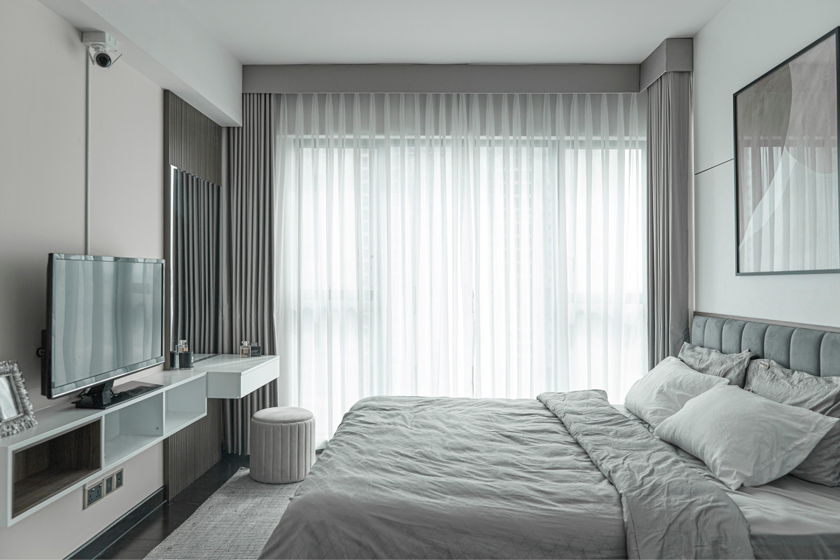 Phòng ngủ master có cửa sổ lớn hướng ra công viên nội khu, tầm nhìn từ trên xuống rộng hơn nhiều căn hộ khác trong tòa nhà.