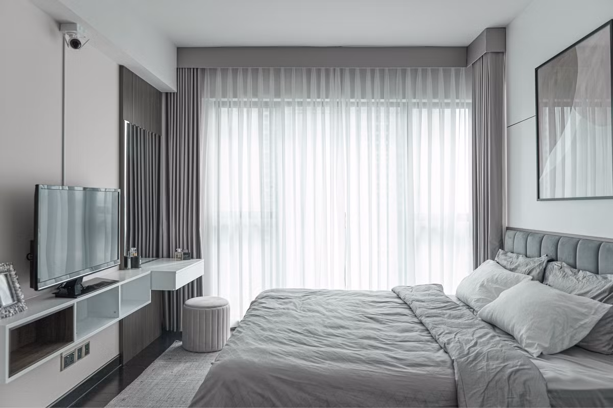 Phòng ngủ master có cửa sổ lớn hướng ra công viên nội khu, tầm nhìn từ trên xuống rộng hơn nhiều căn hộ khác trong tòa nhà.