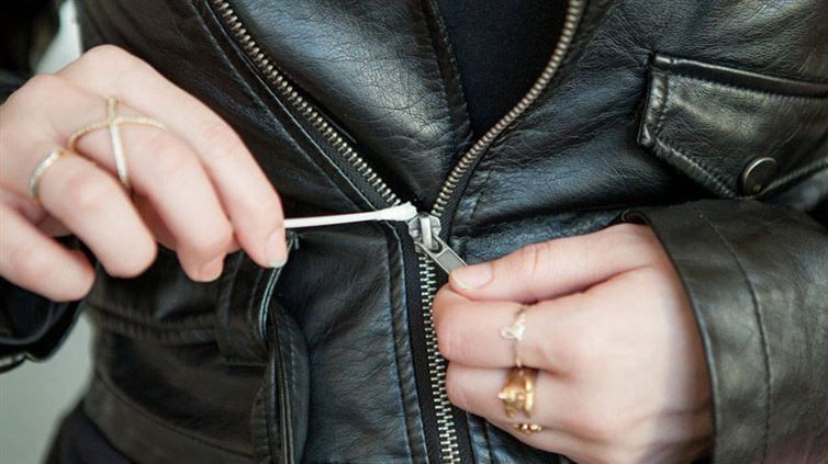  3. Bôi trơn dây kéo: Khóa kéo đã sử dụng lâu ngày dễ bị kẹt. Bạn hãy lấy một lượng kem dưỡng hết hạn và thoa lên khóa kéo để có tác dụng bôi trơn, khi đó khóa sẽ sử dụng dễ dàng hơn. Ảnh: Pinterest.