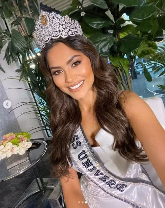 Tan Miss Universe khien dan tinh bat ngo vi vong hai ngan mo-Hinh-3