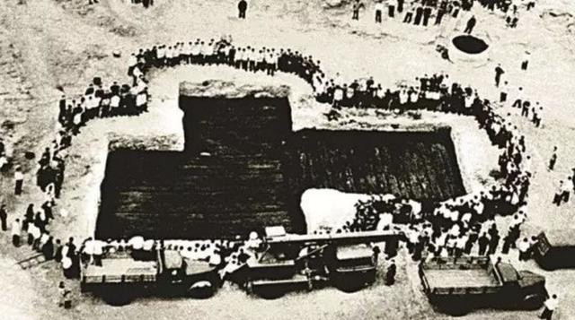 Chuyen gia hai hung thay 20 quan tai ben trong lang mo co dang chuyen dong-Hinh-2