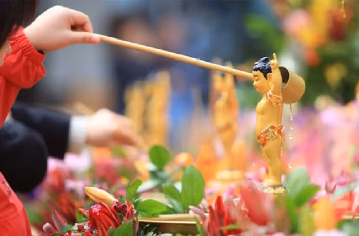 Tai sao co nghi thuc tam Phat trong le Phat dan?