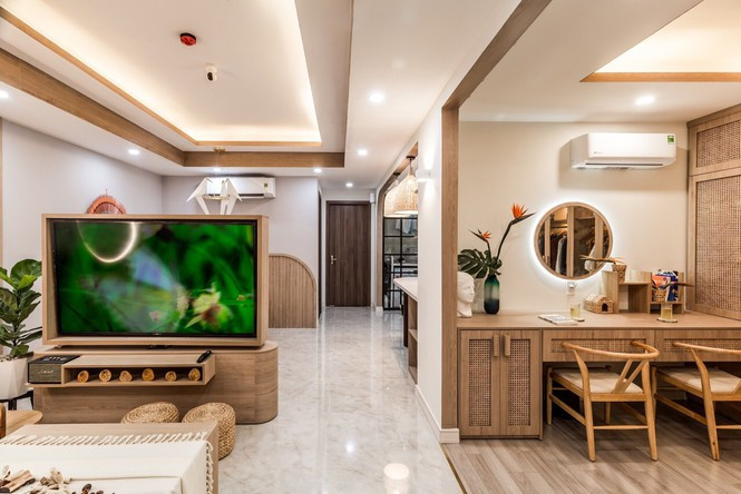 ##s###Sử dụng tông trắng và màu gỗ làm màu chủ đạo, toàn ngôi nhà như một không gian ấm áp và ngập tràn sức sống, thể hiện cá tính rất riêng biệt của gia chủ. Đồng thời khiến căn nhà như rộng rãi thêm ra, tạo cảm giác thoải mái cho người ở.