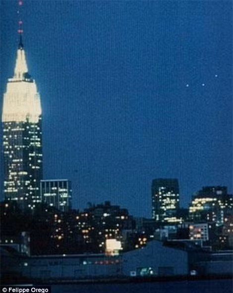 Bức ảnh chụp năm 1984 tại Manhattan (Mỹ) với ba đốm sáng lạ lơ lửng trên bầu trời. Vào thời điểm đó, các nhà nghiên cứu không thể xác định được bất cứ dấu hiệu lừa đảo nào.
