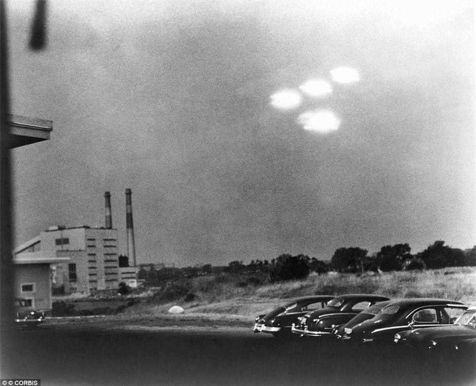 Bốn đốm sáng rực rỡ xuất hiện trên bầu trời lúc 9 giờ 35 sáng ngày 15/7/1952 trong một bãi đậu xe ở Salem, Massachusetts (Mỹ).