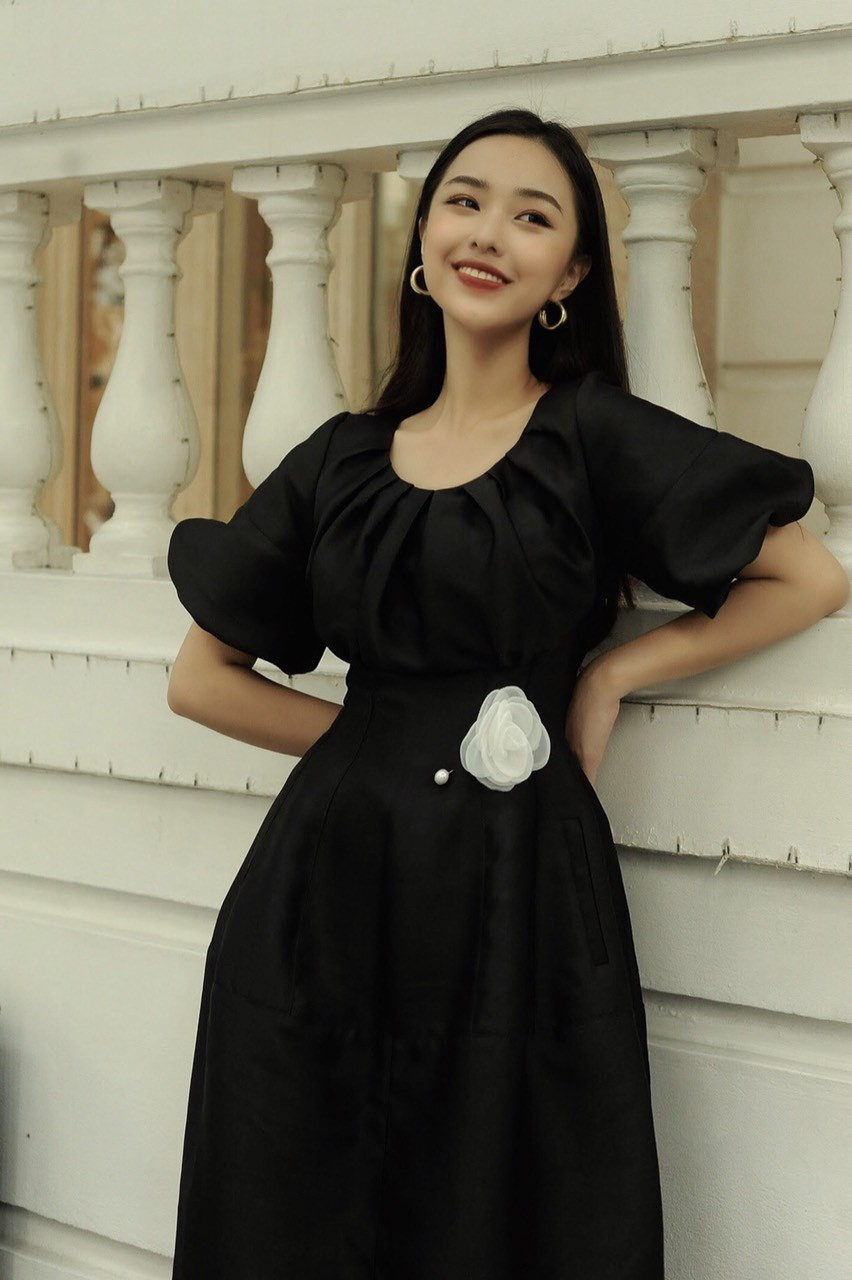 "Cũng giống như những thí sinh khác, mình muốn thử sức để ghi lại dấu ấn trong quãng đời sinh viên. Khi được nghe tên mình xướng lên cho ngôi vị hoa khôi, cảm giác rất khó tả. Lúc đợi công bố, người mình đã run bần bật, tay cầm hoa cũng rung theo. Mình rất hạnh phúc khi được là cô gái đại diện cho vẻ đẹp nữ sinh ĐH Luật Hà Nội. Thanh xuân mình tươi đẹp hơn khi được trở thành hoa khôi của trường", Sương Mai nói với Zing.