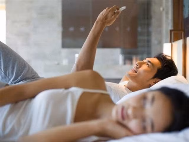 5 dấu hiệu chồng bạn đang ngoại tình chính xác tới 99% ảnh 1