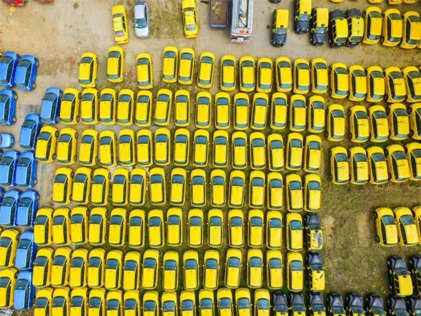 Tình trạng tắc nghẽn giao thông và ô nhiễm môi trường ở các thành phố của Trung Quốc đã trở nên tồi tệ hơn đáng kể do chính sách mở rộng kinh tế dài hạn của quốc gia này, vốn cho phép nhiều người sắm các phương tiện như một chiếc ô tô để không cần phải bắt xe buýt hay chờ ở các bến xe.