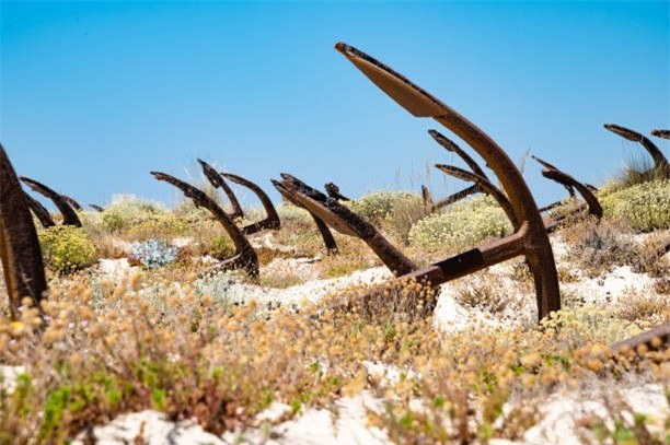 4. "Nghĩa địa" mỏ neo Anchor Graveyard, Bồ Đào Nha. Nằm trên các cồn cát của bãi biển Barril xinh đẹp thuộc đảo Tavira là hàng trăm mỏ neo cong queo và gỉ sét. Chúng được xếp hàng cạnh nhau với độ chính xác gần như tuyệt đối. Đã qua nhiều thế kỷ, người dân gọi khu vực này là Cemitério das Âncoras, có nghĩa là "nghĩa địa mỏ neo".