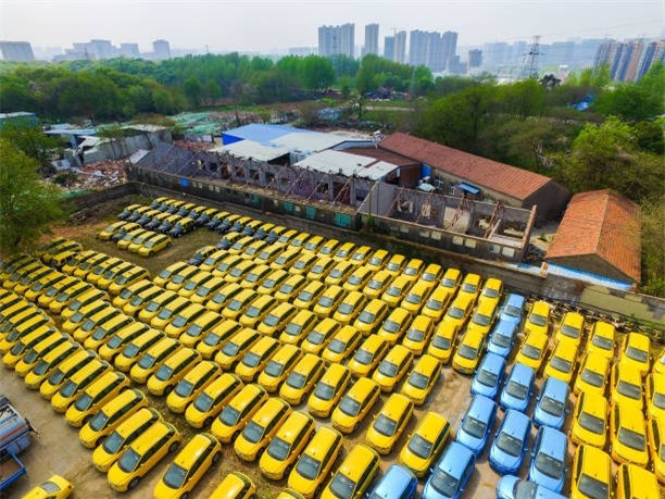 5. "Nghĩa địa" taxi Trùng Khánh, Trung Quốc. Hàng ngàn chiếc taxi không sử dụng được đã bị bỏ lại trong một khoảng đất trống ở trung tâm thành phố Trùng Khánh, Trung Quốc.