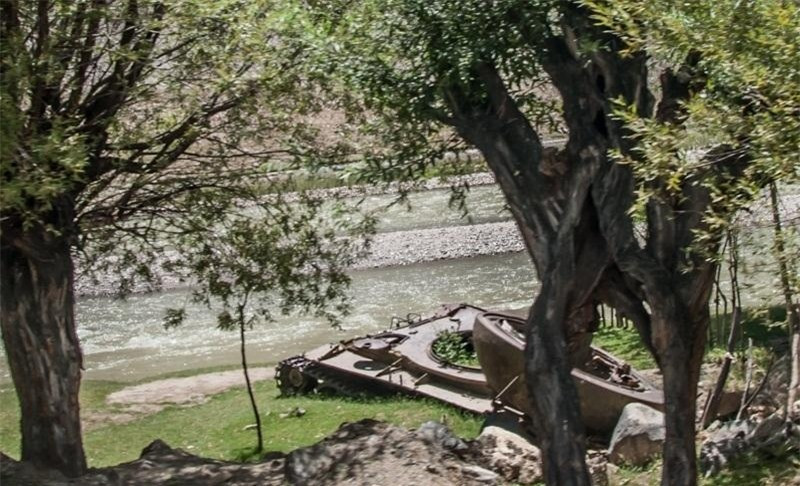 Xác xe tăng, xe chiến đấu bộ binh, pháo tự hành nằm rải rác khắp vùng thung lũng.