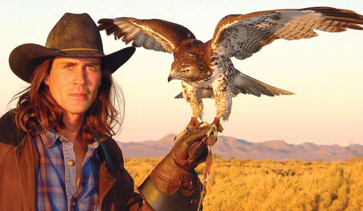 Joe Lara được cấp chứng chỉ phi công từ năm 16 tuổi. Ông là một xạ thủ được đào tạo chuyên sâu, có nhiều năm kinh nghiệm với bộ môn lặn, lướt ván và quyền Anh. Lara yêu thích ngựa và nhiều động vật hoang dã.