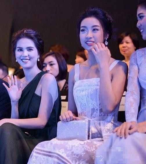 gọc Trinh trong một lần đụng độ Hoa hậu Việt Nam 2016 - Đỗ Mỹ Linh. Vô tình chung khung hình và là người chủ động tạo dáng, nhưng nhan sắc chân dài Trà Vinh không thể "đàn áp" nổi đàn em bên cạnh.