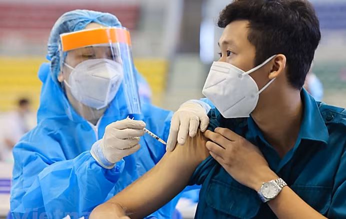 Viem da co dia: Tiem vac-xin COVID-19 ve ngua phai lam sao?