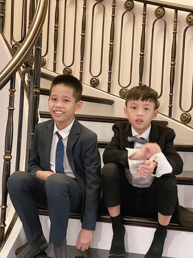 Que Van dinh chinh tin 3 doi chong, moi chong de 1 con-Hinh-2