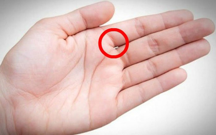 Nhìn vào khe hở giữa các ngón tay để biết tài vận Nhin vao khe ho giua cac ngon tay de biet tai van