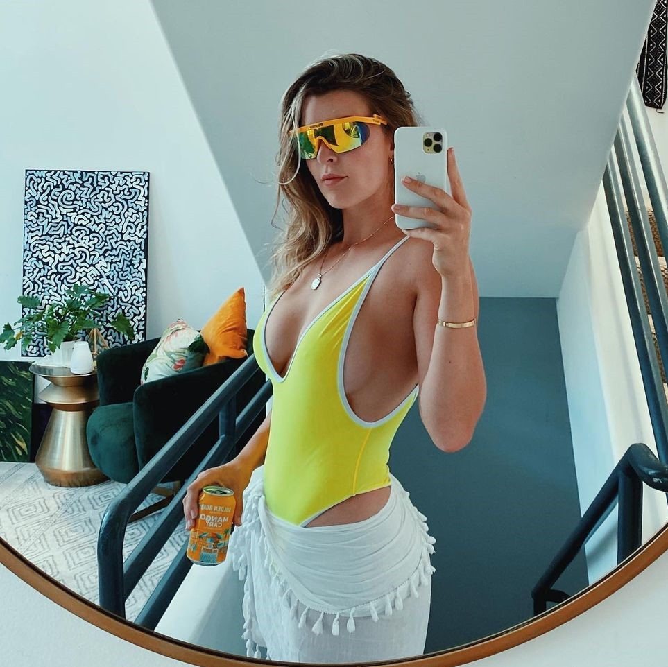 Kristen thu hút sự chú ý sự thông minh trong lối chơi, tính cách vui vẻ và cả phong cách gợi cảm. Nhiều người bất ngờ khi biết rằng trước khi trở thành game thủ chuyên nghiệp, cô nàng từng theo học trường y khoa và dự định trở thành một bác sĩ phẫu thuật.