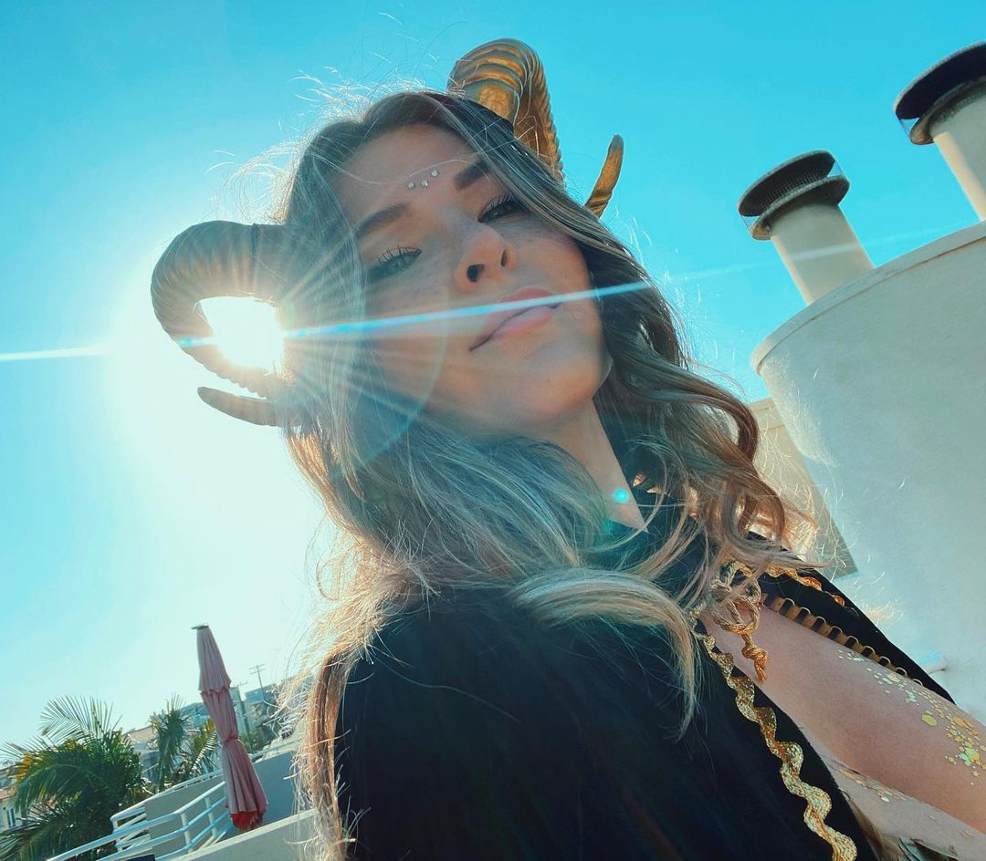 Năm 2020, trang Game Style bình chọn Kristen vào danh sách "11 game thủ nữ chuyên nghiệp có thu nhập cao nhất". Cô còn tự lập nên kênh riêng mang tên Playtime - nơi cô phỏng vấn những game thủ đình đám khác.