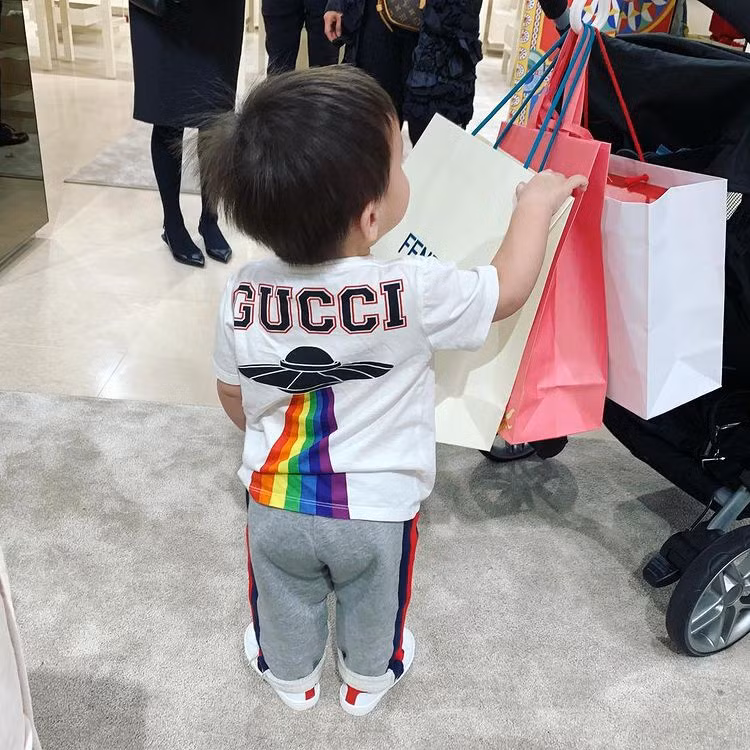  Quần áo của Kyden khá đơn giản, thường chỉ xoay quanh những bộ đồ mang tính chất thoải mái, hợp với lứa tuổi. Dù vậy, tất cả đều đến từ các nhà mốt đình đám thế giới như Dior, Balenciaga, Givenchy… Ảnh: @kimlimhl.