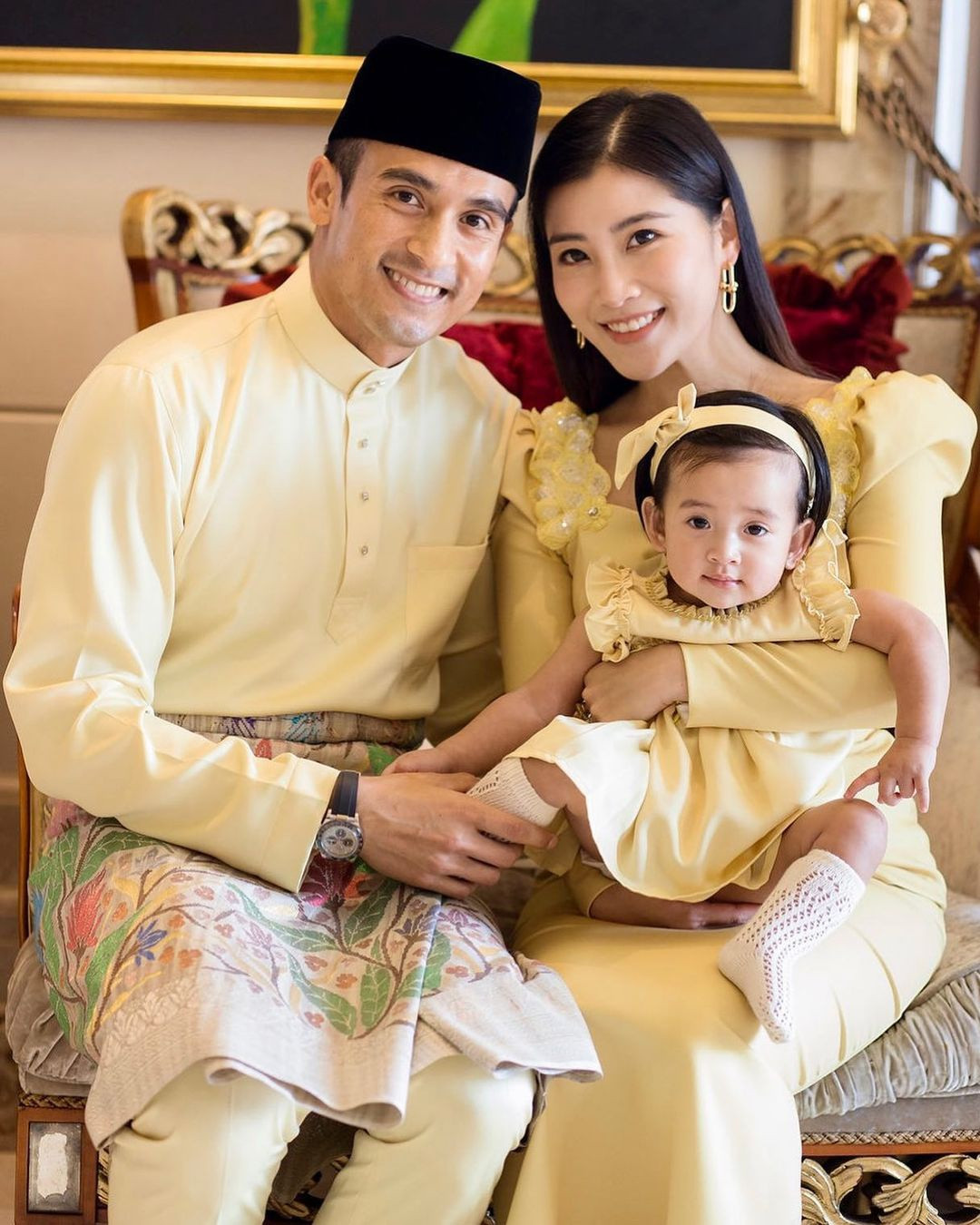 Sau đó, ngay từ khi con gái mới được vài tháng tuổi, Chryseis Tan đã mua một số chiếc túi Dior trị giá hơn 3.000 USD để làm quà chào mừng cho cô bé Arianna. Dù khó có thể nhận ra thương hiệu trang phục của Arianna, dân mạng vẫn cho rằng chúng có giá trị không nhỏ bởi cô bé thường xuyên mặc đồ giống cha mẹ - cặp vợ chồng vốn nổi tiếng với lối sống sành điệu trong giới nhà giàu. Ảnh: @chrystan_x.