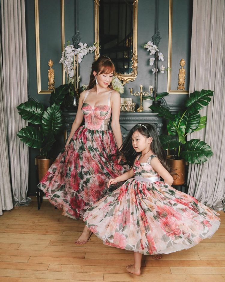  Với kỳ vọng sẽ tiếp quản cơ ngơi của gia đình trong tương lai, cô bé Jadore sớm được khoác lên mình bộ váy lộng lẫy như công chúa hay các món phụ kiện đắt đỏ. Ảnh: @cherieofficial.