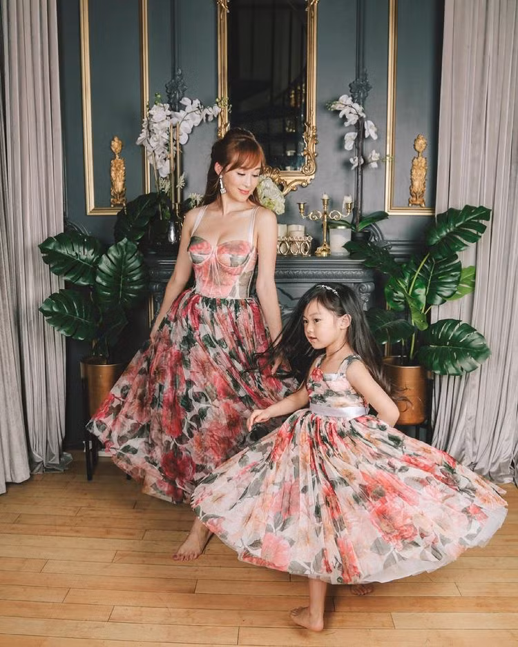  Với kỳ vọng sẽ tiếp quản cơ ngơi của gia đình trong tương lai, cô bé Jadore sớm được khoác lên mình bộ váy lộng lẫy như công chúa hay các món phụ kiện đắt đỏ. Ảnh: @cherieofficial.