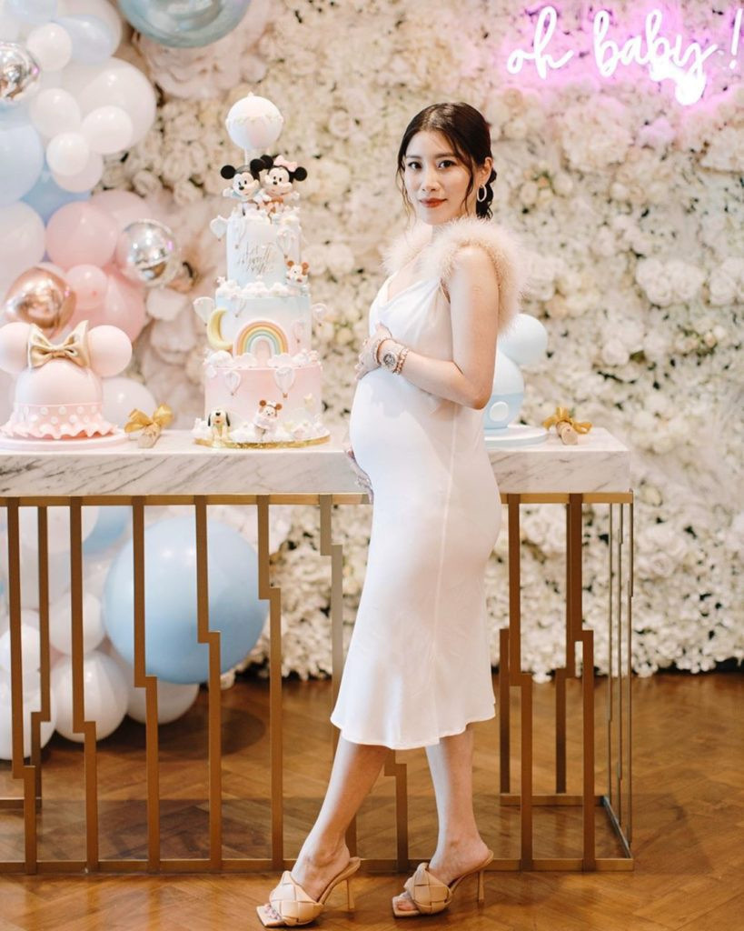 Giữa năm 2020, ái nữ của đại gia giàu nhất Malaysia Vincent Tan - Chryseis Tan cũng trở thành tâm điểm chú ý khi tặng túi xách hàng hiệu Gucci có giá 1.280 USD cho khách mời đoán đúng giới tính của con đầu lòng. Ảnh: @chrystan_x.