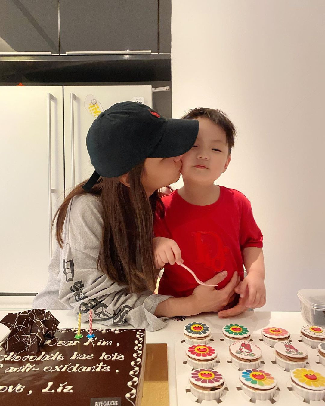 So với Christine Chiu , Kim Lim - con gái duy nhất của tỷ phú Singapore Peter Lim - ít khi đăng ảnh con trai lên trang cá nhân. Tuy nhiên, mỗi lần cậu bé Kyden được mẹ cho "lên sóng" đều khiến cộng đồng mạng ấn tượng với trang phục hàng hiệu từ đầu đến chân. Ảnh: @kimlimhl.