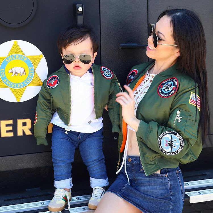 Theo SCMP, bên cạnh phong cách thời trang sành điệu, ngôi sao chương trình truyền hình thực tế Bling Empire - Christine Chiu - từ lâu đã không tiếc tiền mua sắm hàng hiệu cho con trai Gabriel. Hình ảnh con trai của nữ triệu phú Trung Quốc bên cạnh siêu xe hay mặc trang phục đắt đỏ không còn xa lạ trên mạng. Ảnh: @christine_chiu88.