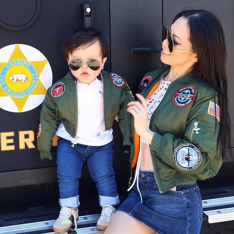 Theo SCMP, bên cạnh phong cách thời trang sành điệu, ngôi sao chương trình truyền hình thực tế Bling Empire - Christine Chiu - từ lâu đã không tiếc tiền mua sắm hàng hiệu cho con trai Gabriel. Hình ảnh con trai của nữ triệu phú Trung Quốc bên cạnh siêu xe hay mặc trang phục đắt đỏ không còn xa lạ trên mạng. Ảnh: @christine_chiu88.