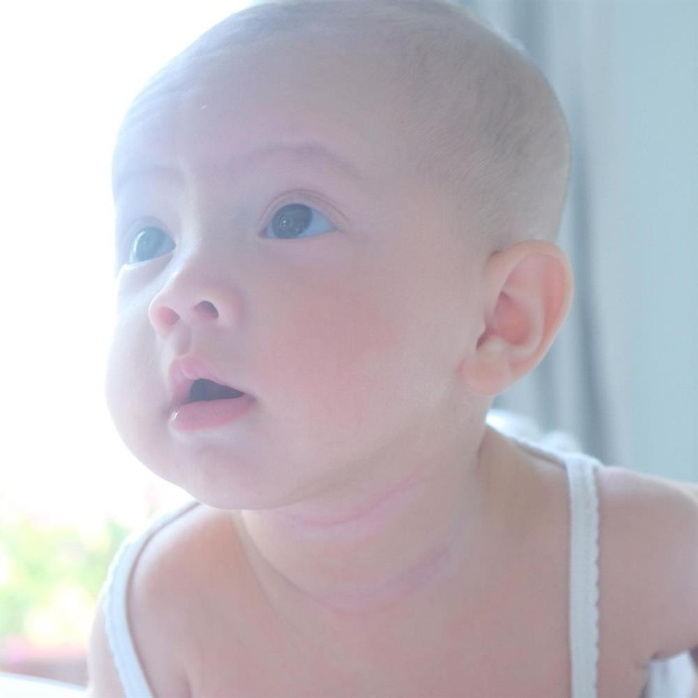 Cap nhoc ty tron 4 thang, Ha Ho dang anh can mat nhin thich me-Hinh-3