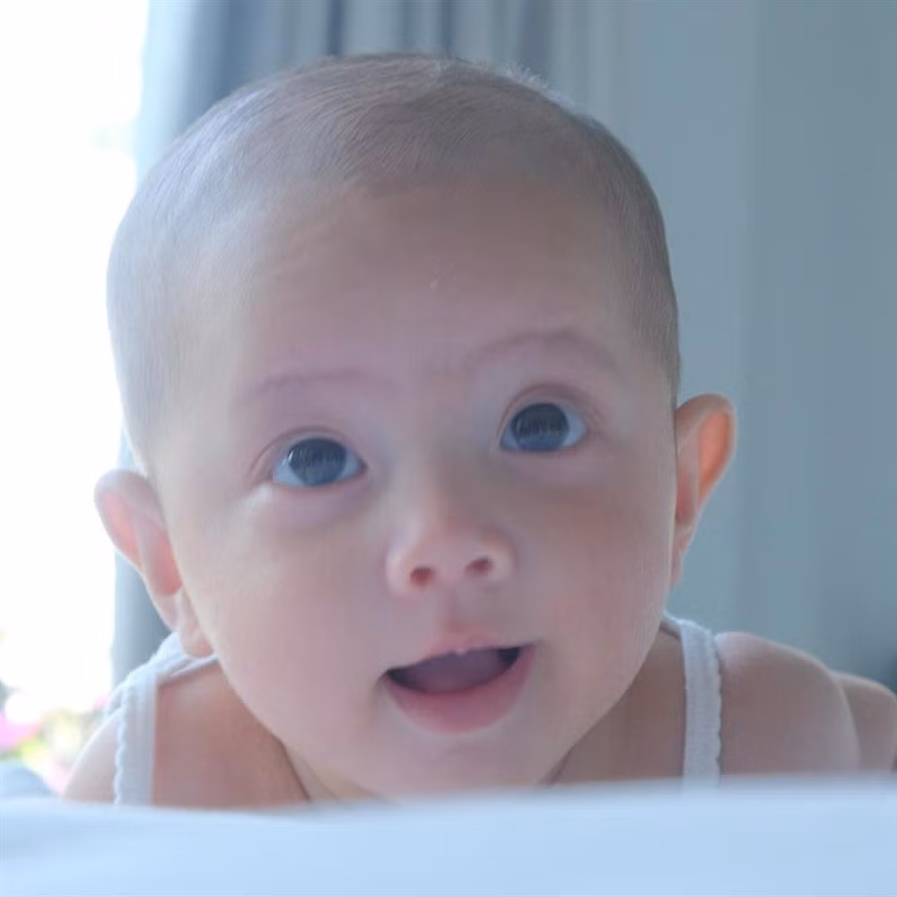 Cap nhoc ty tron 4 thang, Ha Ho dang anh can mat nhin thich me-Hinh-2