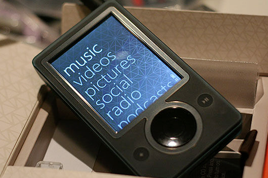 Trong khi iPod là một sản phẩm hái ra tiền cho Táo khuyết, Zune của Microsoft lại mang về doanh số thảm hại. Gã khổng lồ công nghệ này mất tới 2 năm để bán được 2 triệu máy nghe nhạc. Ngược lại, Apple đã bán được 100 triệu chiếc iPod trong 5 năm tính tới thời điểm Zune ra mắt. Ảnh: Getty.