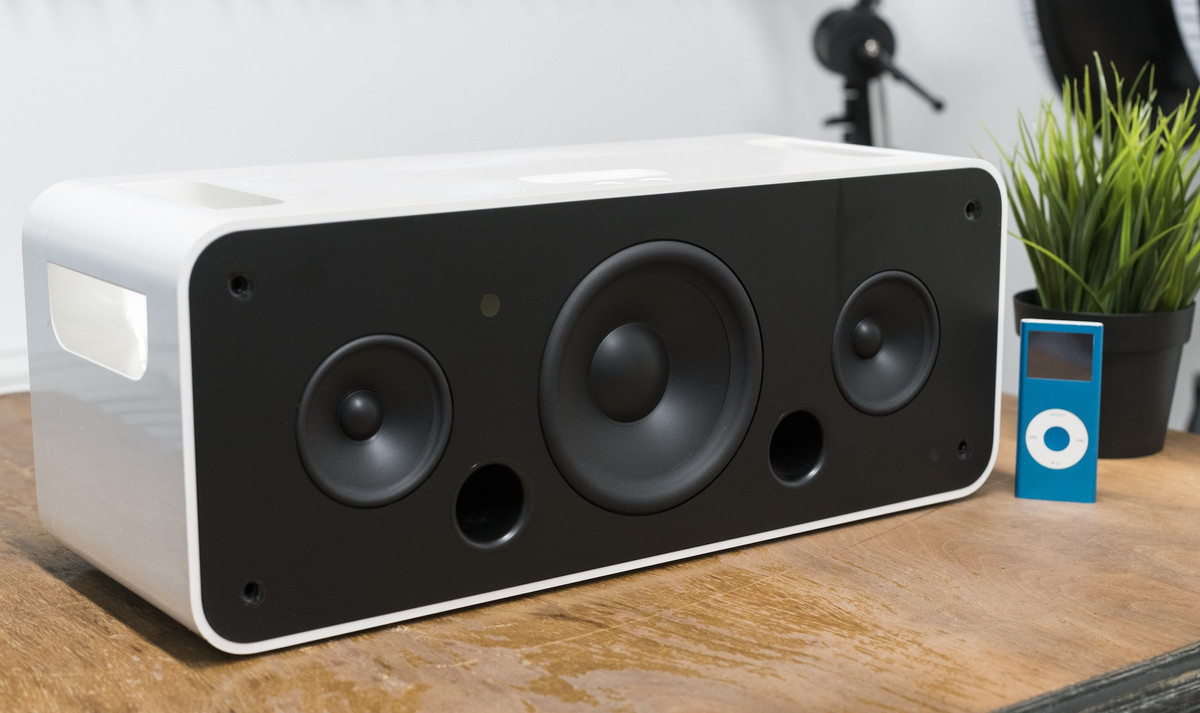 Thật không may, doanh số bán iPod Hi-Fi đã bị ảnh hưởng bởi một sai lầm quen thuộc của Apple. Với giá 349 USD, iPod Hi-Fi đắt hơn nhiều so với các sản phẩm trên thị trường. Vậy nên, iPod Hi-Fi đã bị ngừng sản xuất vào năm 2007. Ảnh: Mac Stories.