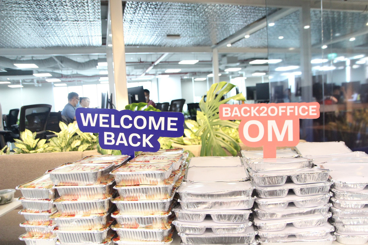 Hau gian cach, dan van phong TP.HCM tu nau com trua mang di lam