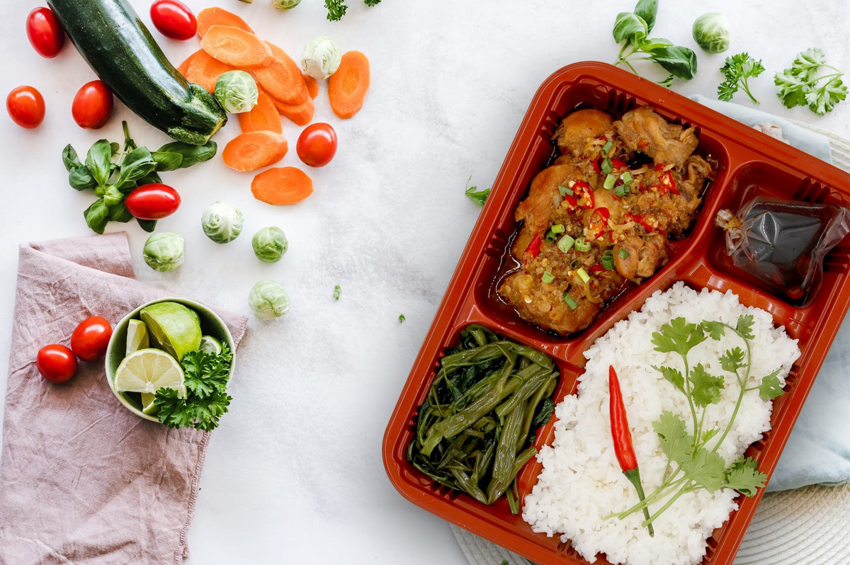 Hau gian cach, dan van phong TP.HCM tu nau com trua mang di lam-Hinh-3