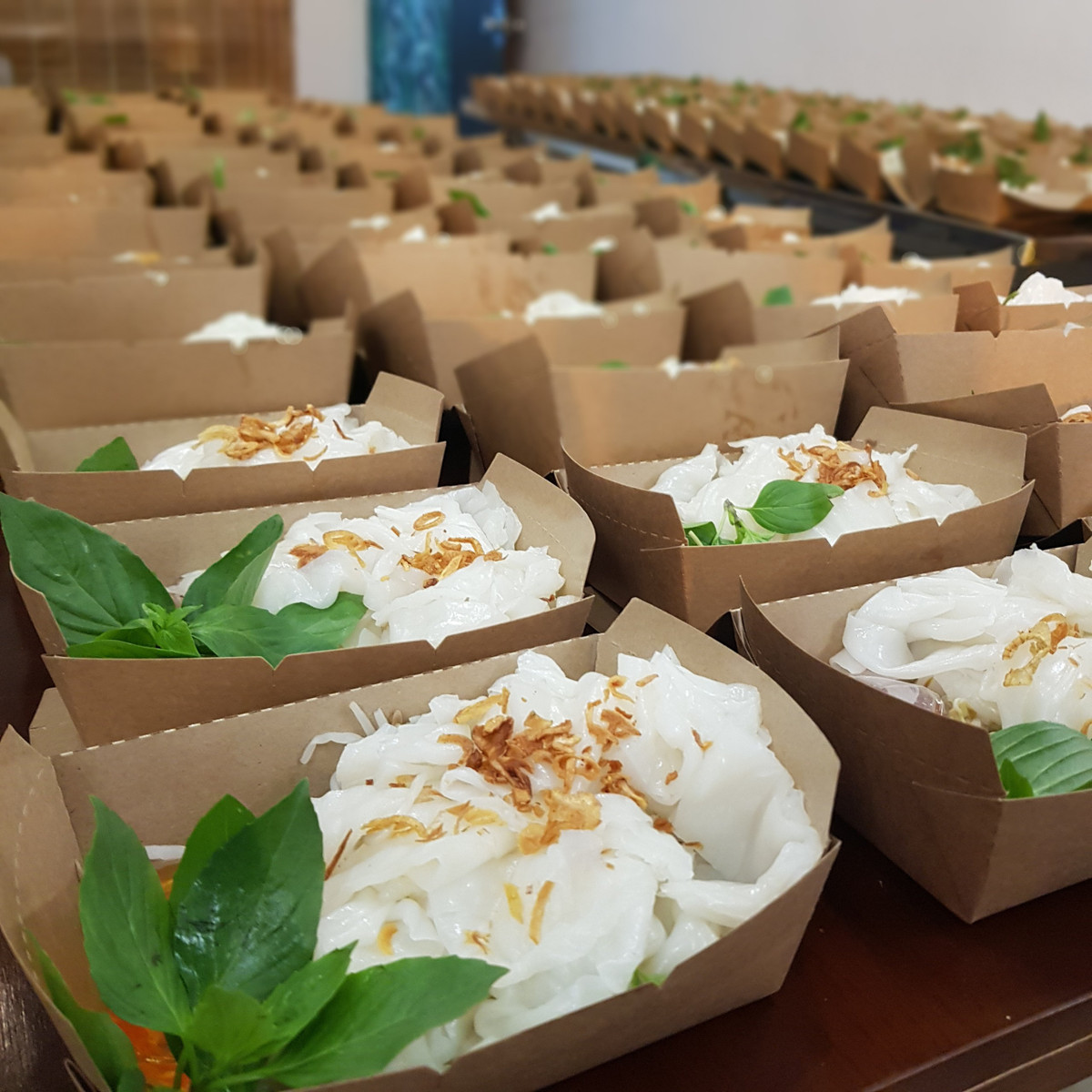 Hau gian cach, dan van phong TP.HCM tu nau com trua mang di lam-Hinh-5