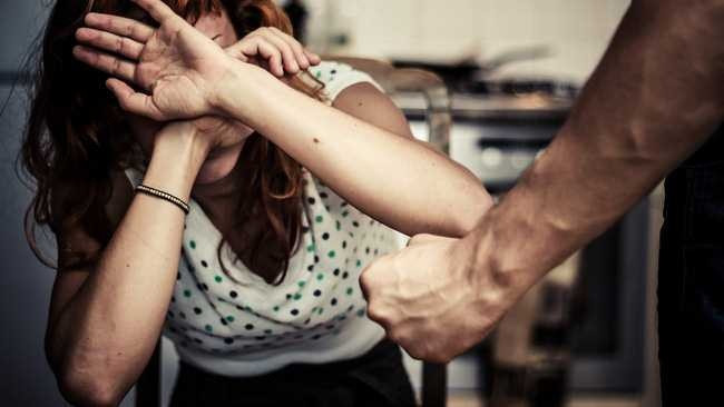 Bi chong bao hanh, vo dut khoat be con ra di