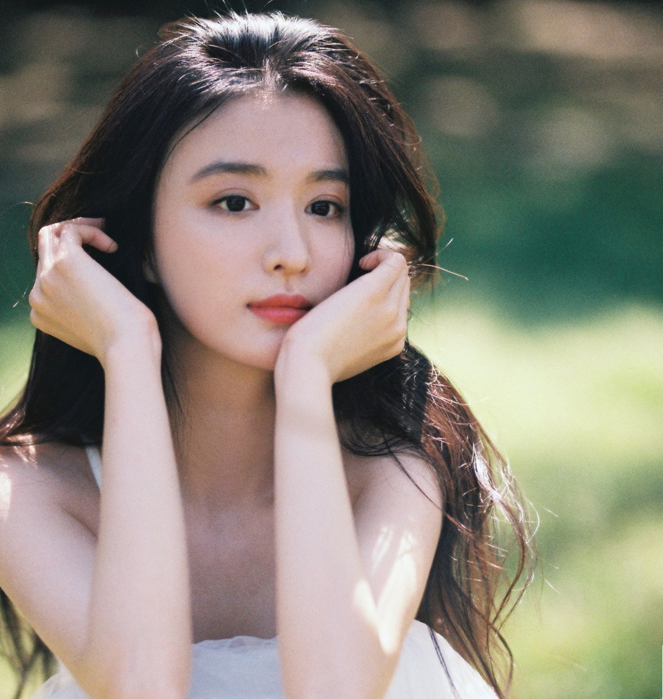 br/> Năm 2020, Vương Sở Nhiên còn tham gia show giải trí Diễn viên mời vào chỗ 2. Trong những phần thi đầu, cô từng bị đạo diễn Nhĩ Đông Thăng nhận xét là có ngoại hình nhưng thiếu linh khí. Không chùn bước bởi sự đánh giá tiêu cực từ tiền bối, Vương Sở Nhiên dần chứng minh sự tiến bộ của mình và được đạo diễn phim Môn đồ đánh giá lại là: "Một bình hoa giàu cảm xúc".