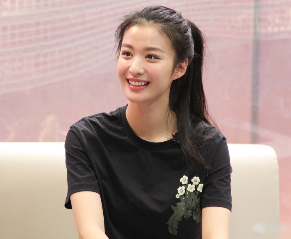 br/> Năm 2016, khi đang học cấp ba, cô tham gia vở kịch nói Quê hương xa xôi và đạt được hạng nhất cuộc thi Văn Minh Phong Thái lần thứ 12. Sau đó, nữ nghệ sĩ còn đạt giải thưởng cá nhân xuất sắc tại liên hoan kịch dành cho học sinh trung học Thượng Hải lần thứ 4. Năm 2016, Vương Sở Nhiên cũng giành được học bổng hạng nhất Thượng Hải.