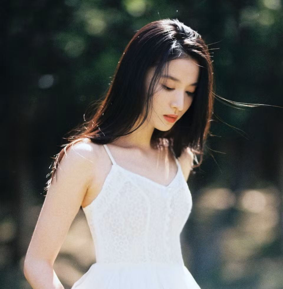 br/> Sau khi giành được quyền lực, Trương Quý Phi tỏ ra lấn lướt hoàng hậu, dần rơi vào con đường bi thảm. Vai diễn Trương Quý Phi của Vương Sở Nhiên vừa khiến khán giả đồng cảm lại chán ghét khi con người nàng ngày càng tha hóa. Trong phim, nữ diễn viên trẻ thể hiện tài múa hát uyển chuyển, sự quyến rũ nổi bật hơn cả nữ chính Giang Sơ Ảnh.