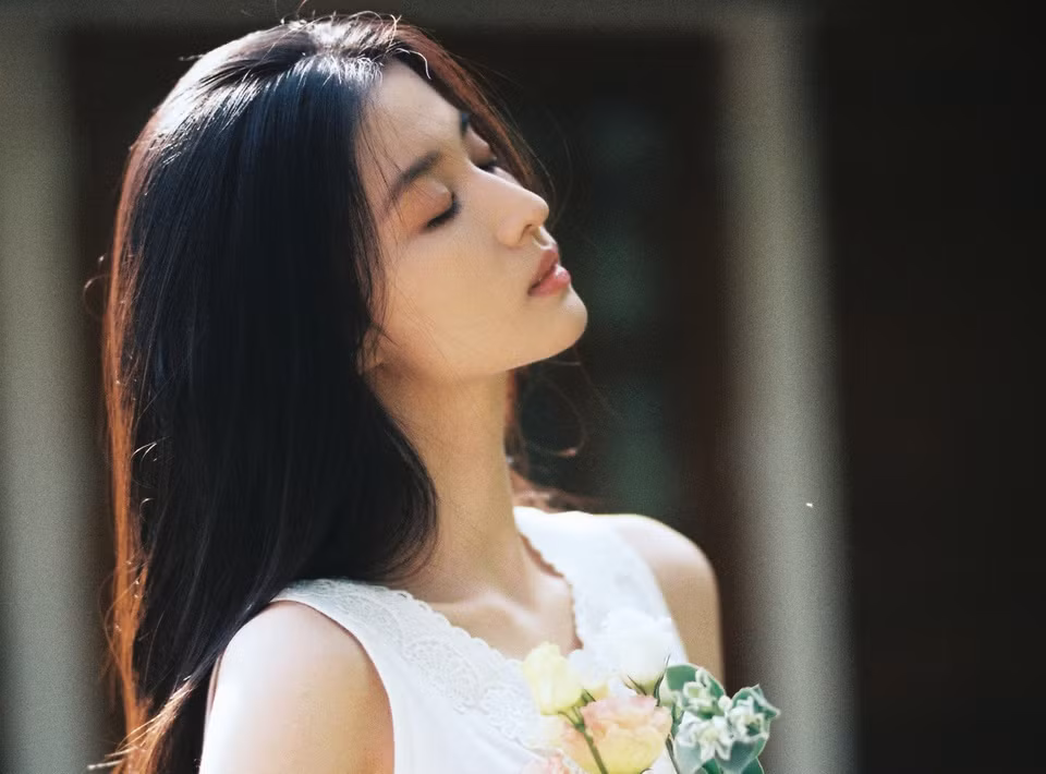 br/> Với phim Yến vân đài, Vương Sở Nhiên vào vai Ngọc Tiêu, vốn là mỹ nhân có vẻ đẹp xuất chúng bị Gia Luật Hiền yêu thích, trở thành tiểu phi. Ngọc Tiêu tính tình ôn hòa, nhu nhược, bị cuốn vào cuộc chiến tranh giành quyền lực chốn hoàng thất. Cuối cùng, nàng như quân cờ bị thế cục vứt bỏ, là vật hy sinh khiến khán giả thương xót. Trang Sohu nhận xét cả ngoại hình và diễn xuất của Vương Sở Nhiên vượt trội so với Đường Yên.